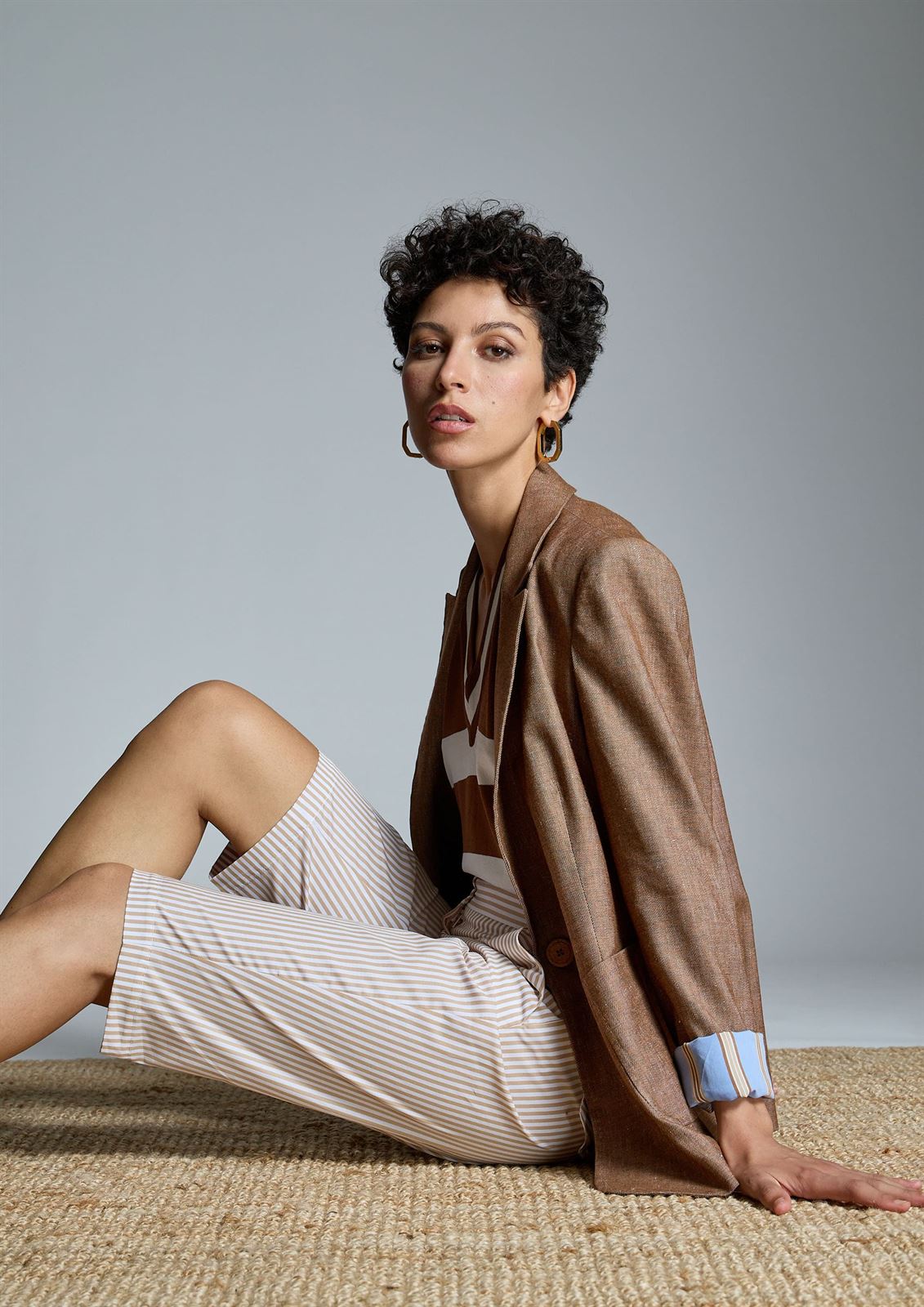 ALBA CONDE Blazer Entallada Marrón - Imagen 2