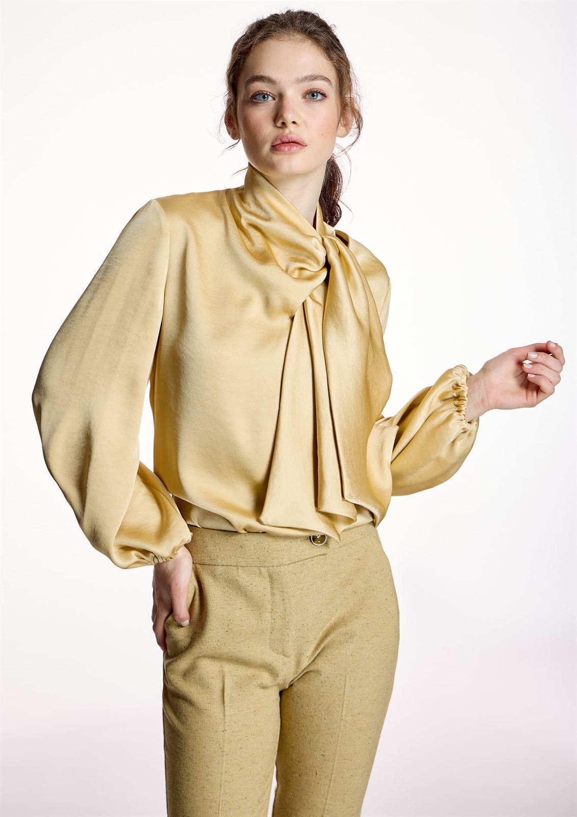 ALBA CONDE Blusa Amarilla con Lazada - Imagen 1