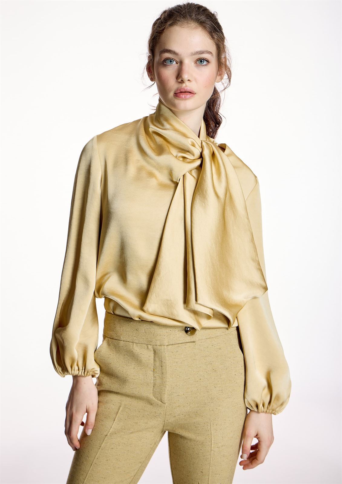 ALBA CONDE Blusa Amarilla con Lazada - Imagen 2