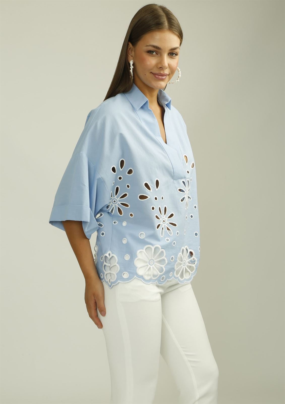 ALBA CONDE Blusa Azul con Calados - Imagen 4