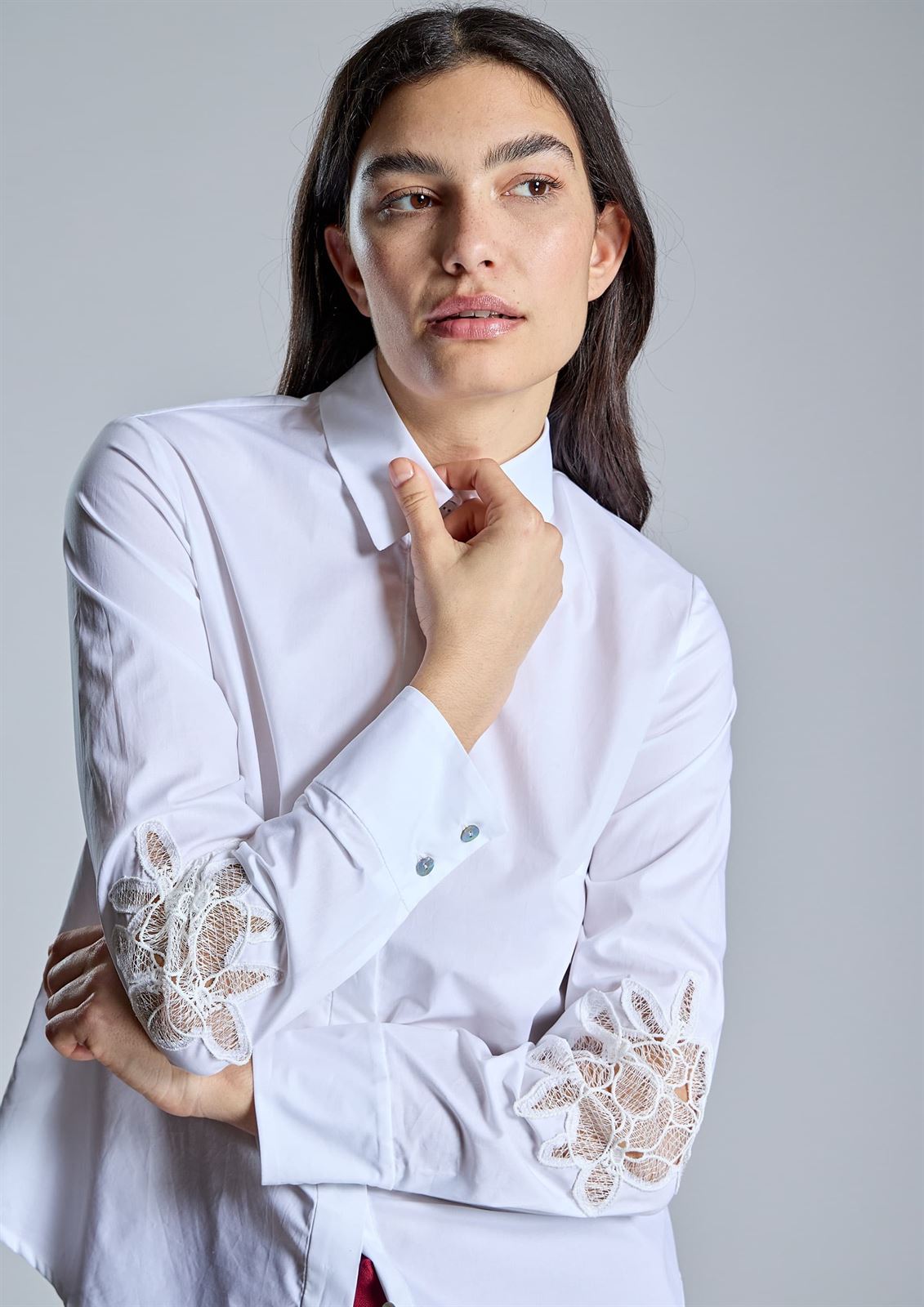 ALBA CONDE Blusa Blanca con Bordado en Mangas - Imagen 1