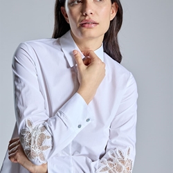 ALBA CONDE Blusa Blanca con Bordado en Mangas - Imagen 1