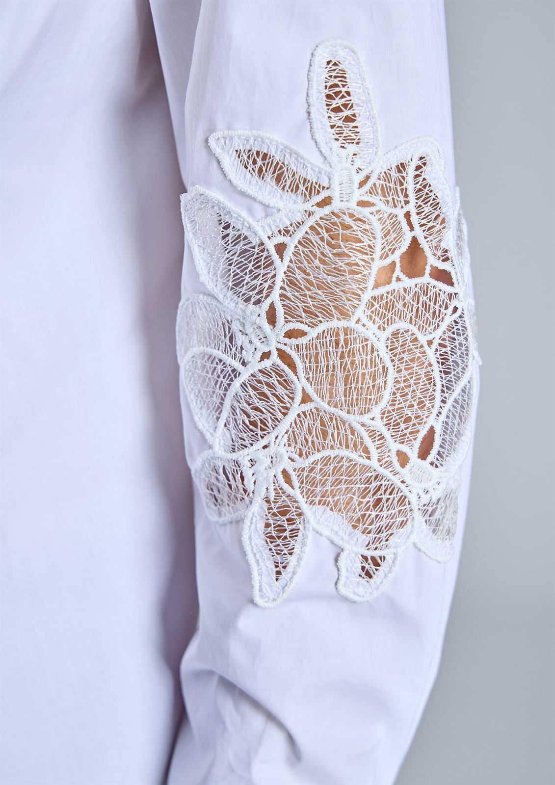 ALBA CONDE Blusa Blanca con Bordado en Mangas - Imagen 3