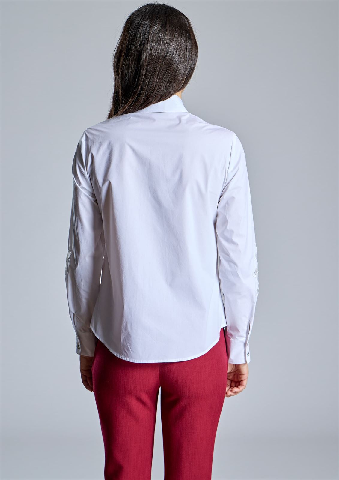 ALBA CONDE Blusa Blanca con Bordado en Mangas - Imagen 4