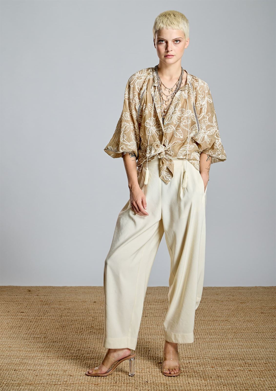 ALBA CONDE Blusa Camel Bordada - Imagen 1