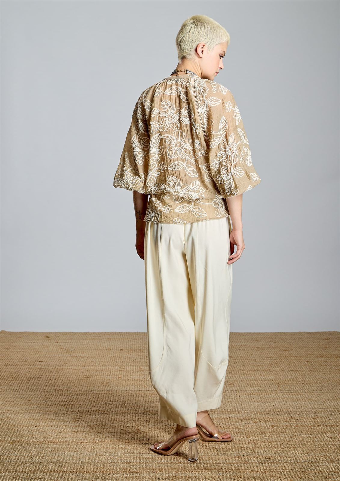 ALBA CONDE Blusa Camel Bordada - Imagen 2