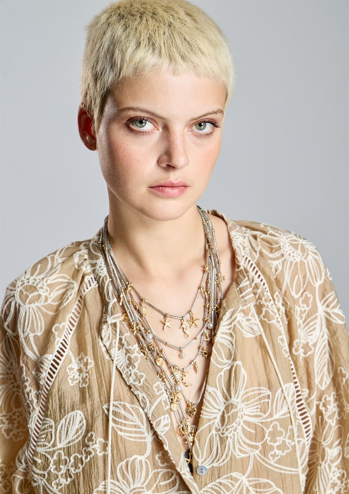 ALBA CONDE Blusa Camel Bordada - Imagen 3