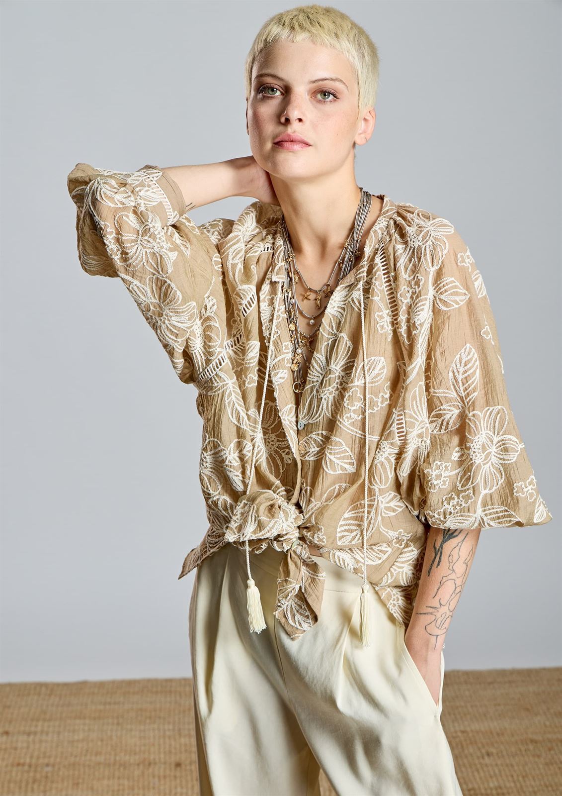 ALBA CONDE Blusa Camel Bordada - Imagen 4