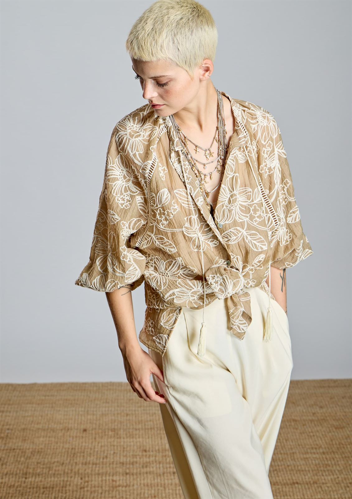 ALBA CONDE Blusa Camel Bordada - Imagen 5