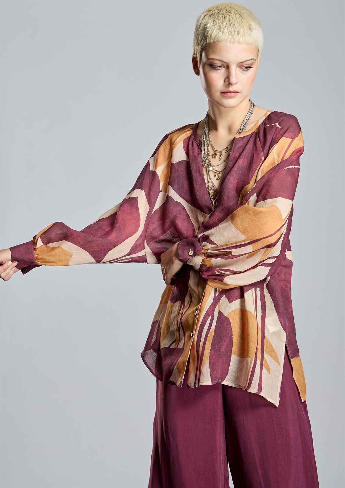 ALBA CONDE Blusa Granate Estampada - Imagen 3