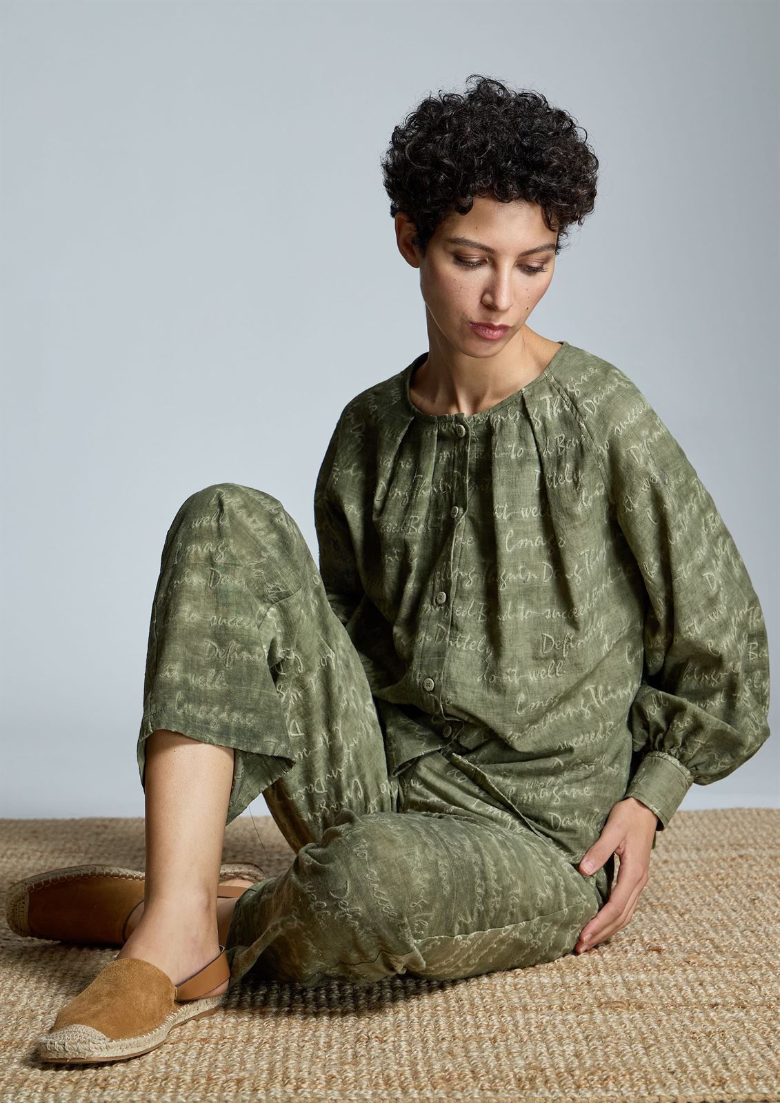 ALBA CONDE Blusa Kaki Bordada - Imagen 4