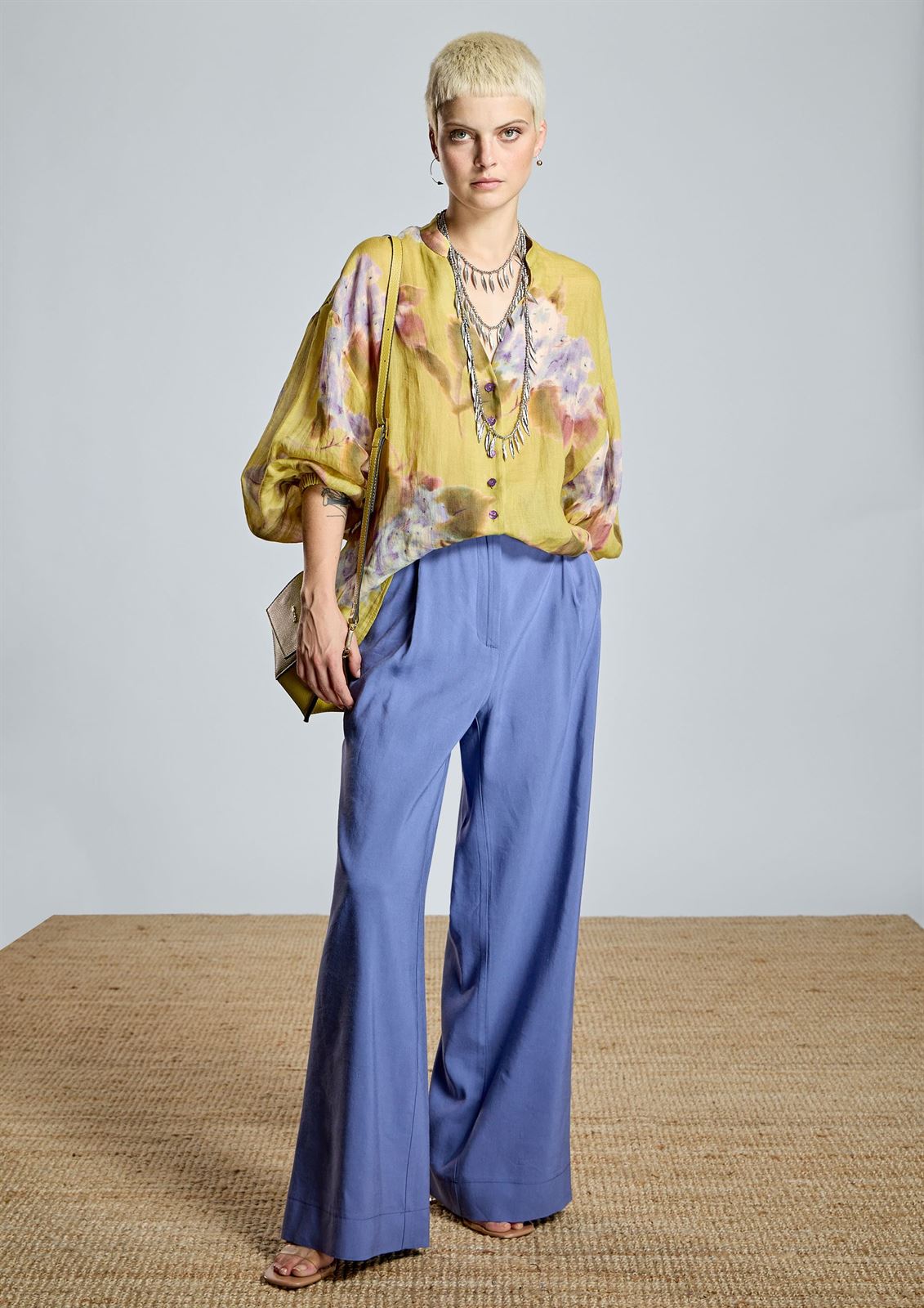 ALBA CONDE Blusa Verde Oliva Estampado Floral - Imagen 2