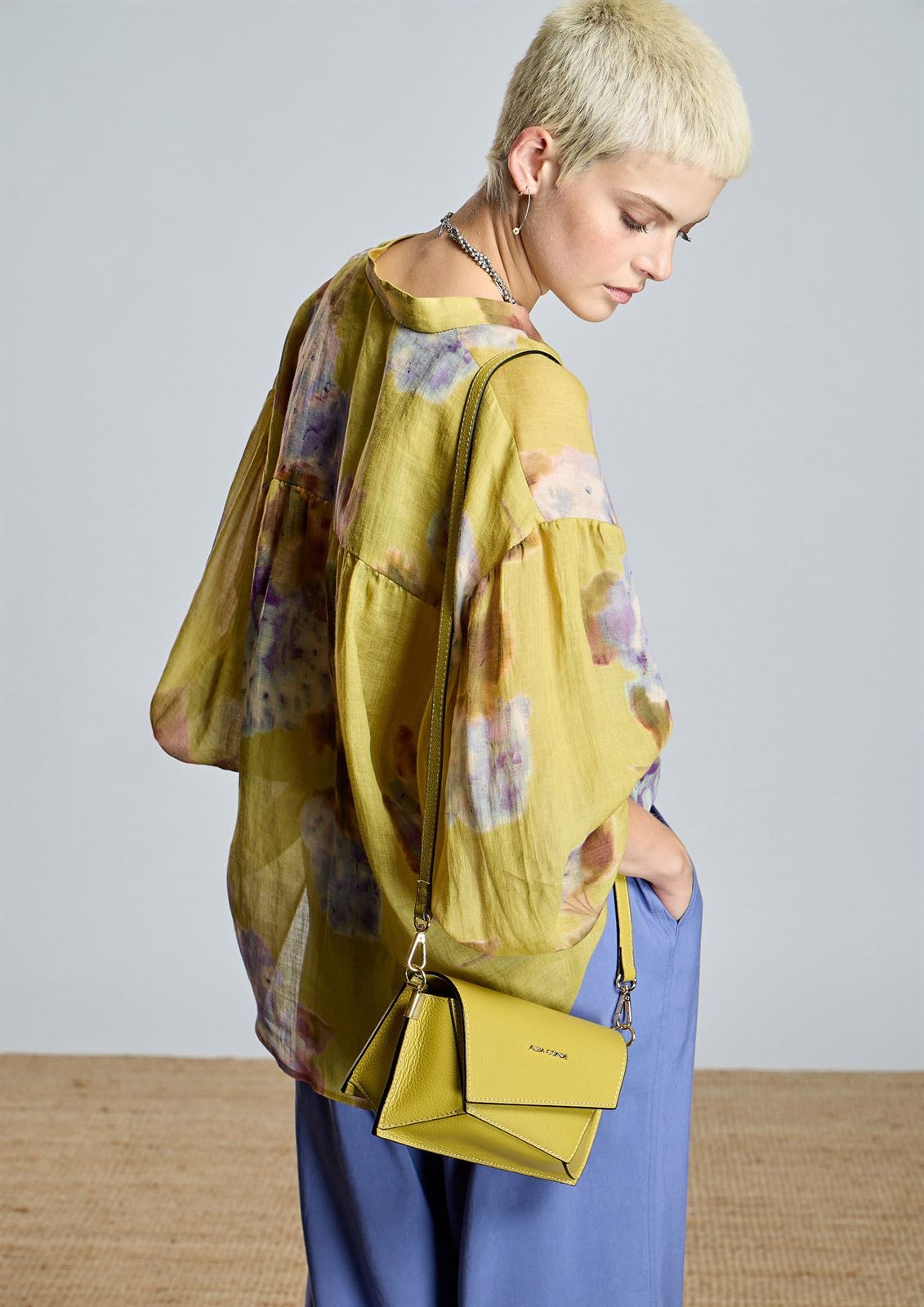 ALBA CONDE Blusa Verde Oliva Estampado Floral - Imagen 3