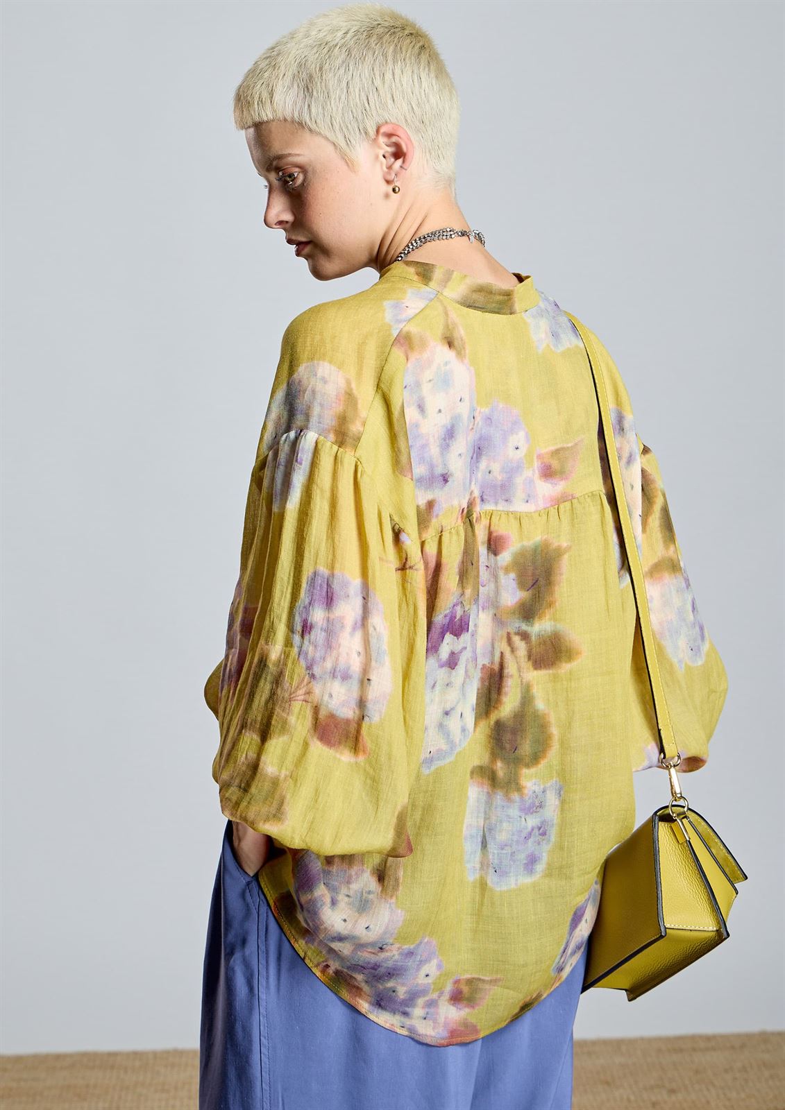 ALBA CONDE Blusa Verde Oliva Estampado Floral - Imagen 4