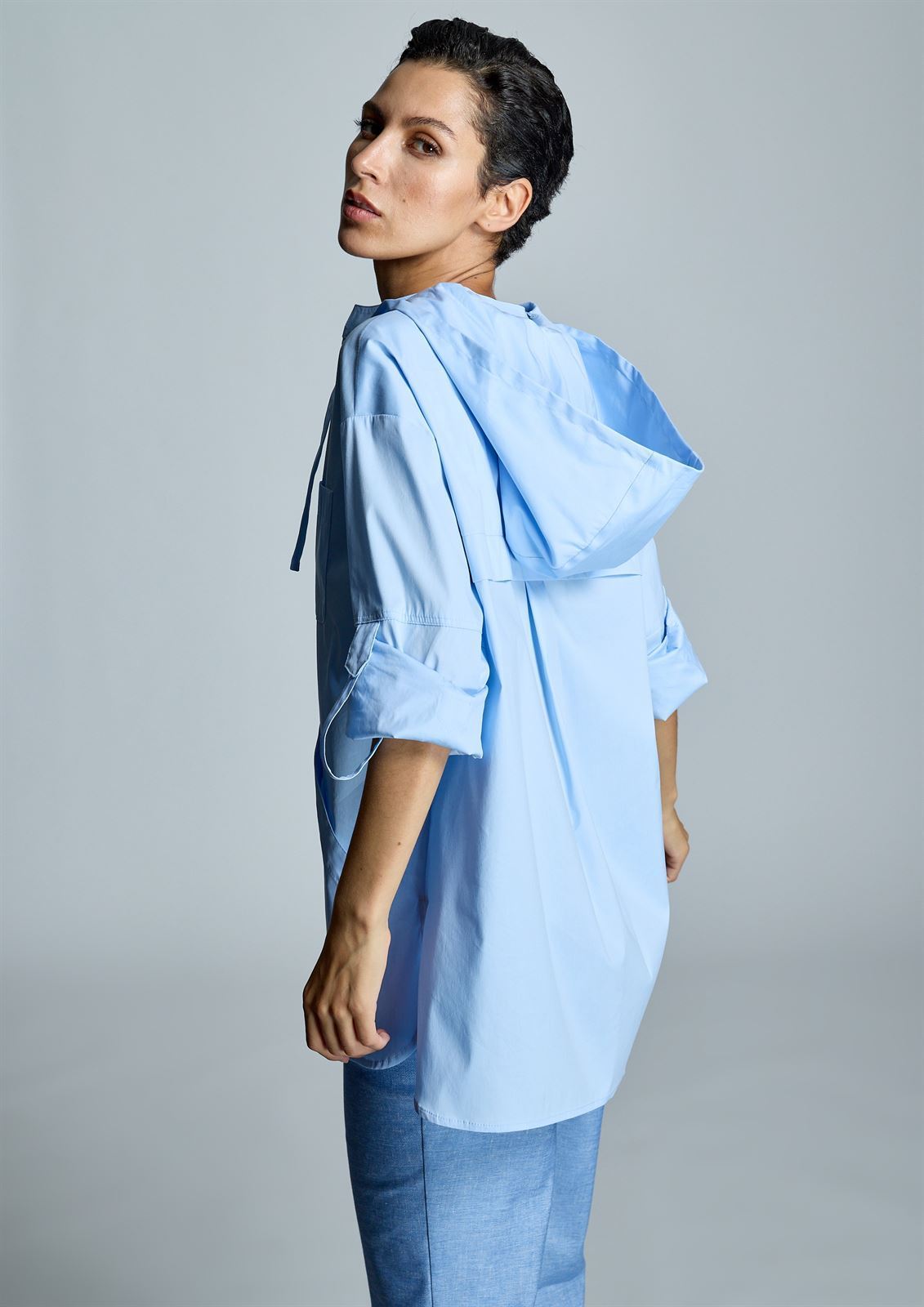 ALBA CONDE Camisa Azul con Capucha - Imagen 2