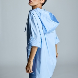 ALBA CONDE Camisa Azul con Capucha - Imagen 2