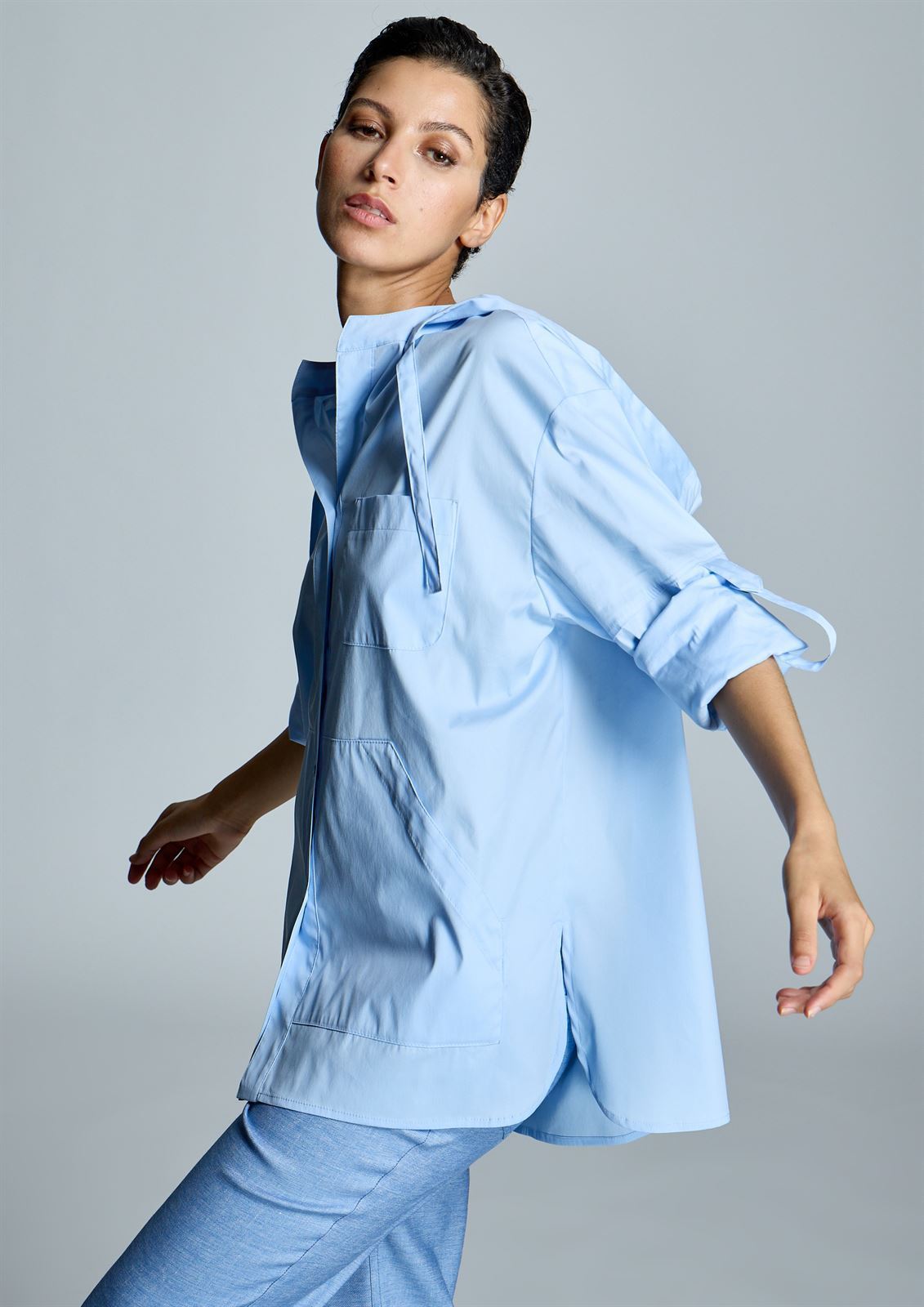 ALBA CONDE Camisa Azul con Capucha - Imagen 3