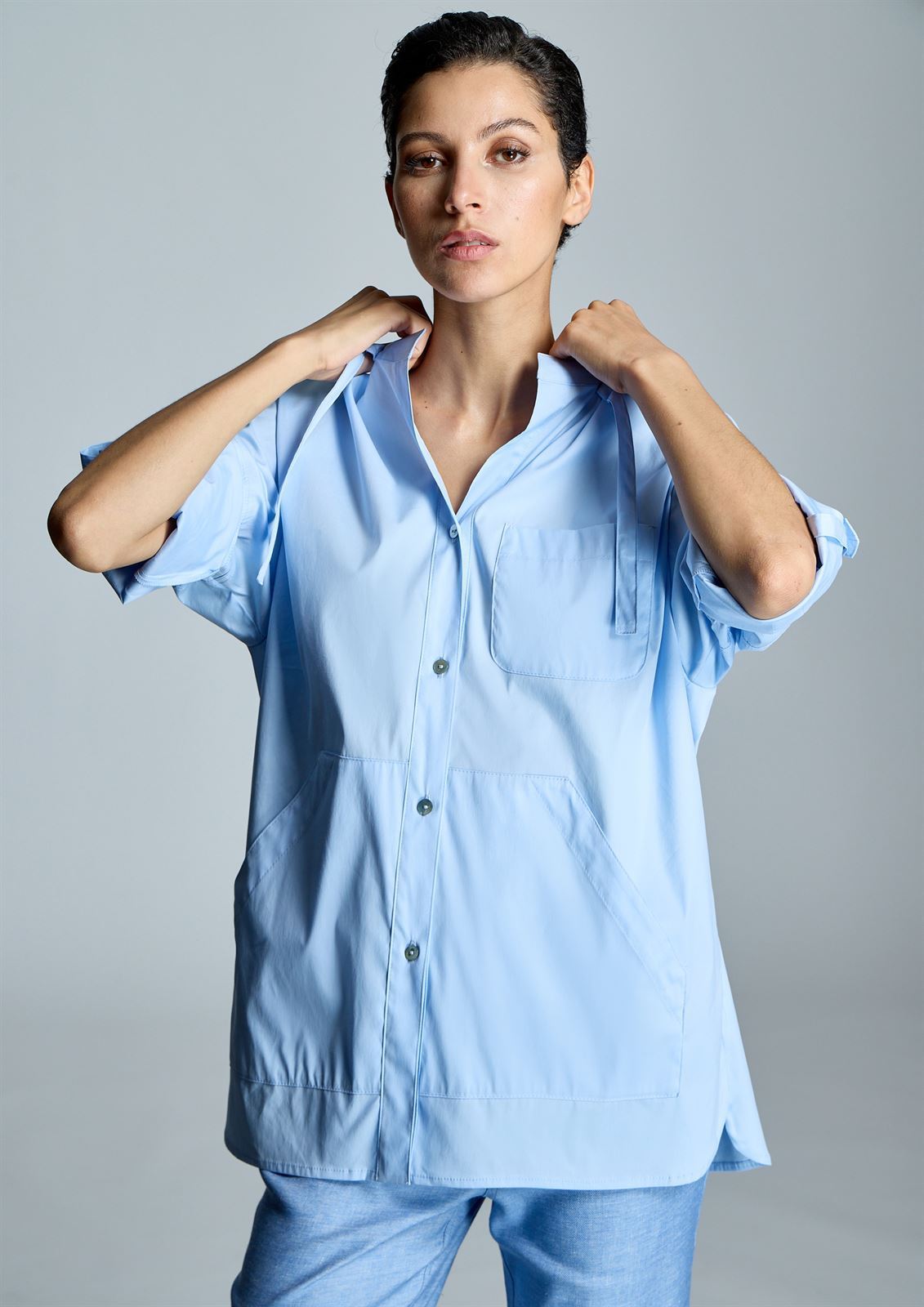 ALBA CONDE Camisa Azul con Capucha - Imagen 4