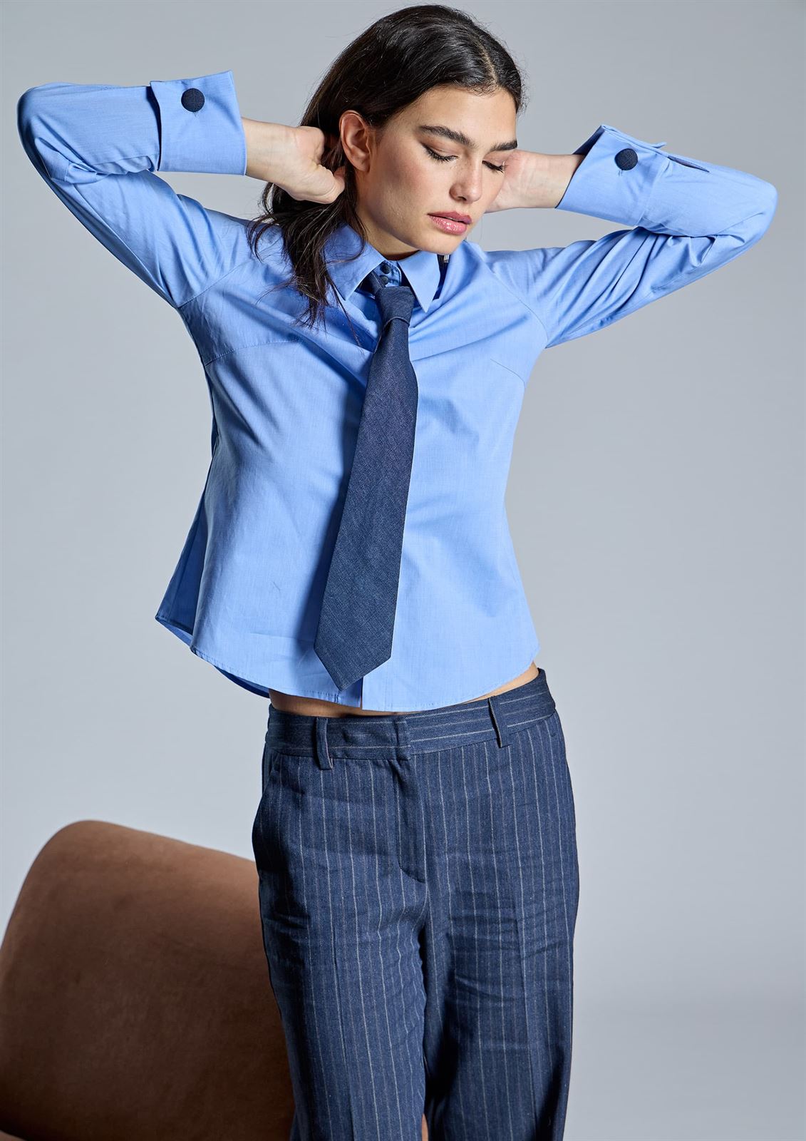 ALBA CONDE Camisa Azul con Corbata - Imagen 1