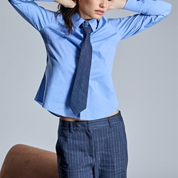 ALBA CONDE Camisa Azul con Corbata - Imagen 1