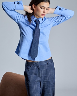 ALBA CONDE Camisa Azul con Corbata - Imagen 1