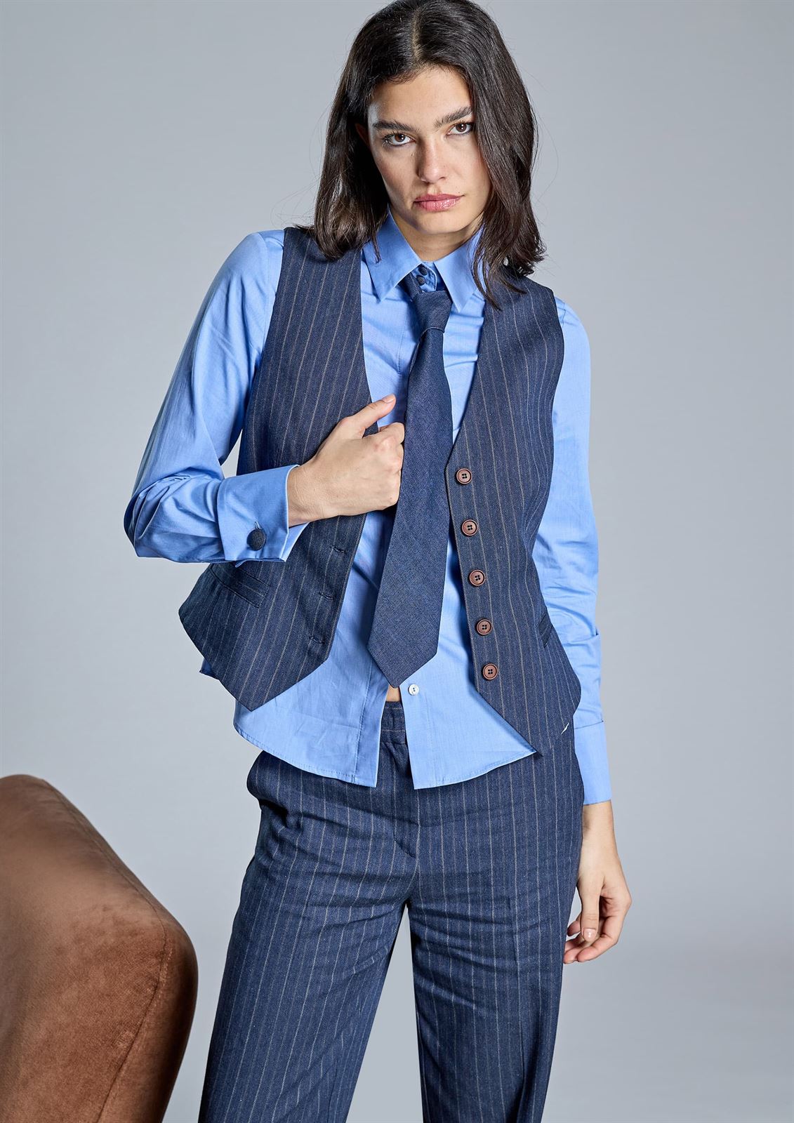 ALBA CONDE Camisa Azul con Corbata - Imagen 2