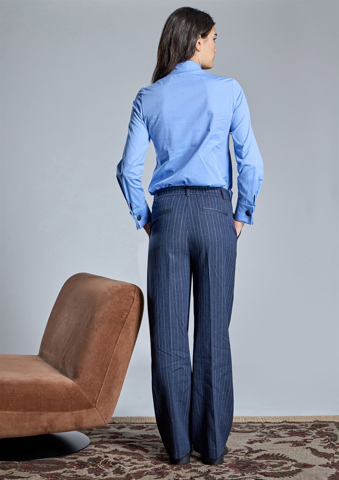 ALBA CONDE Camisa Azul con Corbata - Imagen 4