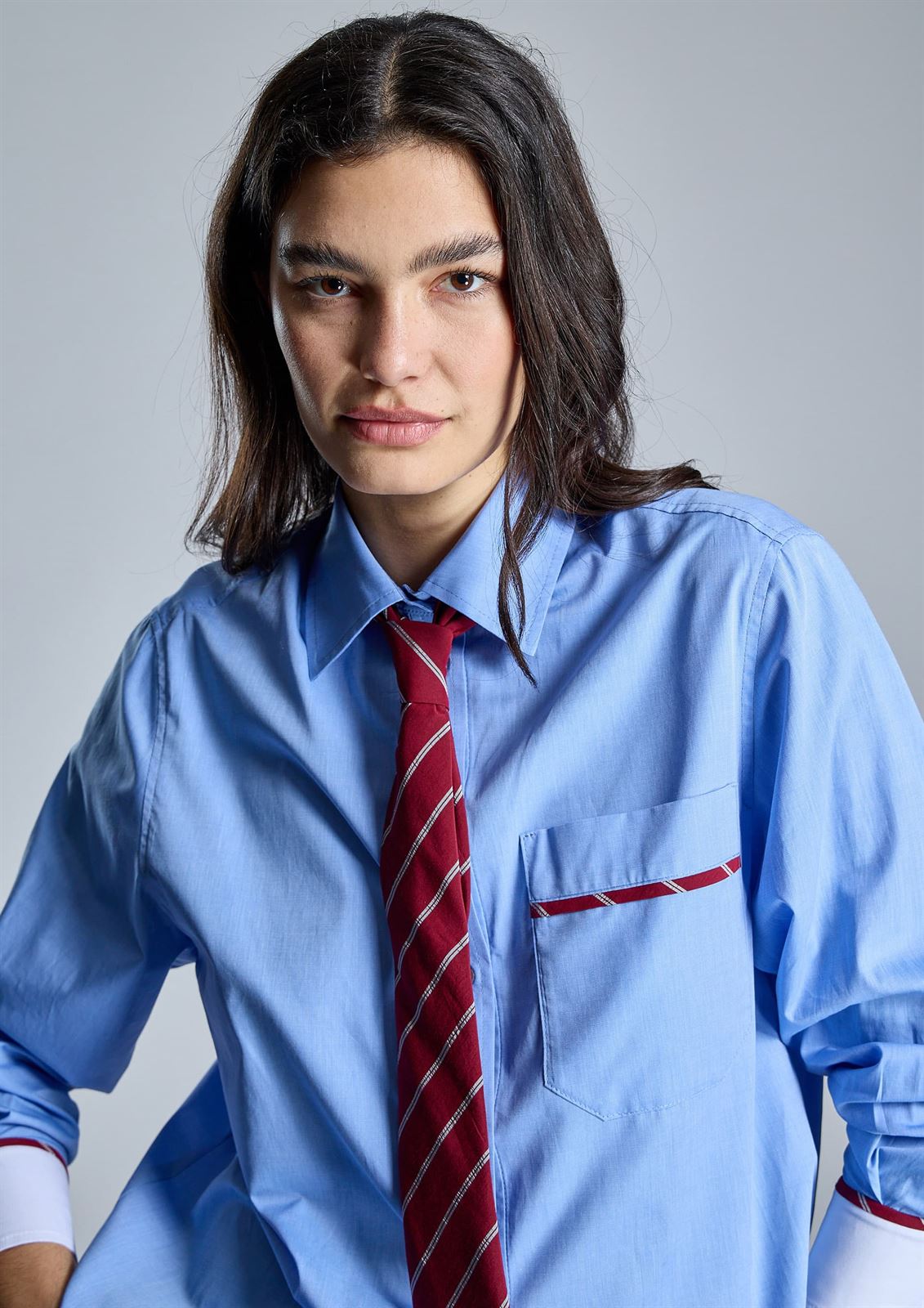 ALBA CONDE Camisa Azul con Corbata - Imagen 1