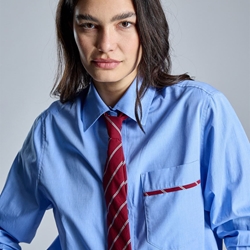 ALBA CONDE Camisa Azul con Corbata - Imagen 1