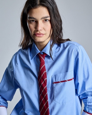 ALBA CONDE Camisa Azul con Corbata - Imagen 1