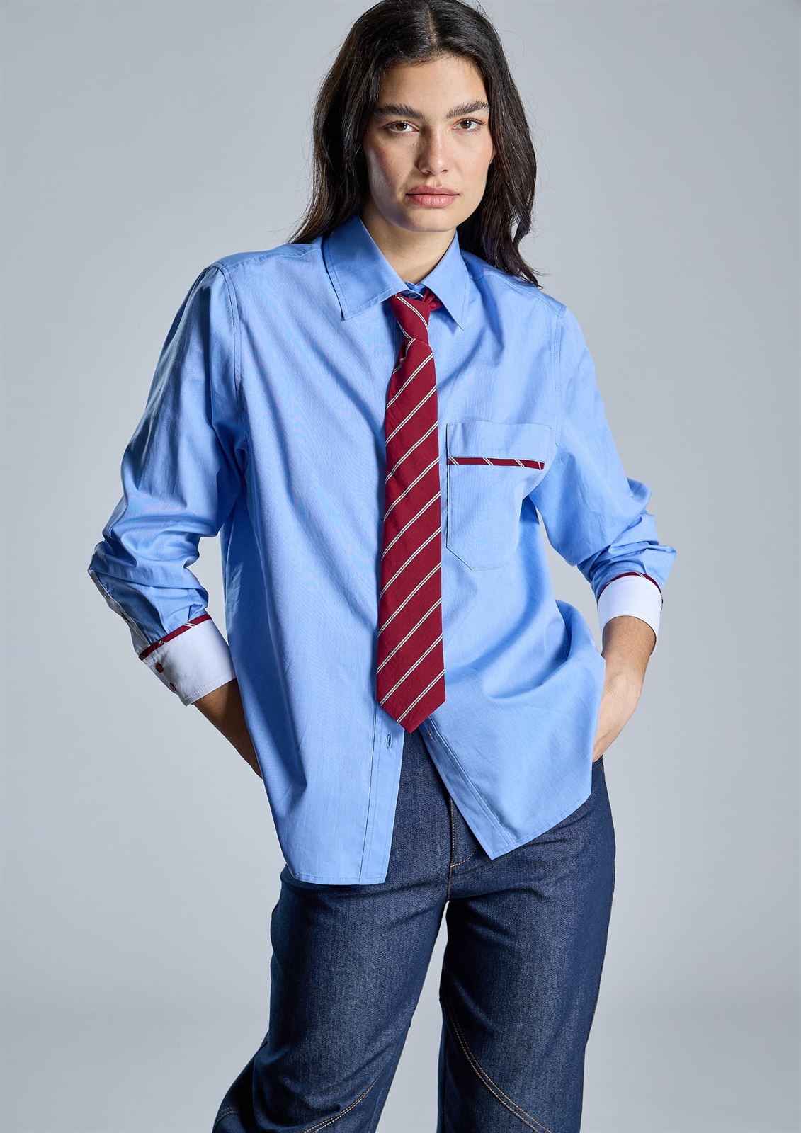 ALBA CONDE Camisa Azul con Corbata - Imagen 4