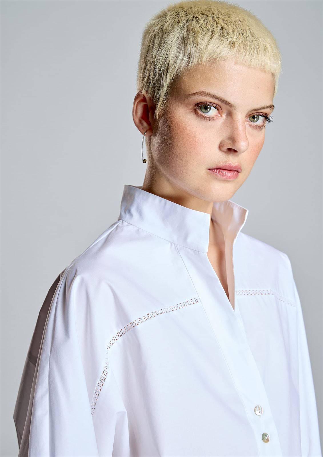 ALBA CONDE Camisa Blanca con Entredós - Imagen 2