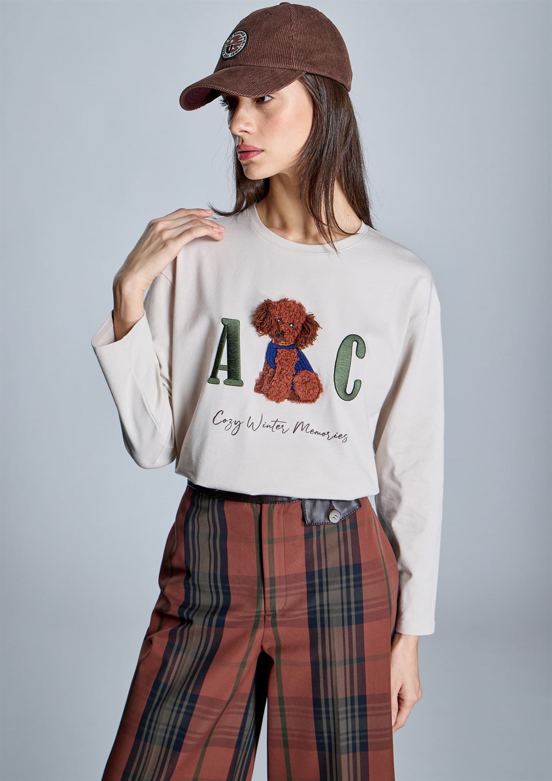 ALBA CONDE Camiseta Beige con Bordado - Imagen 5