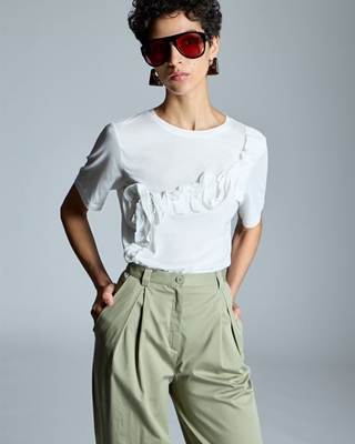 ALBA CONDE Camiseta Blanca con Volante - Imagen 1