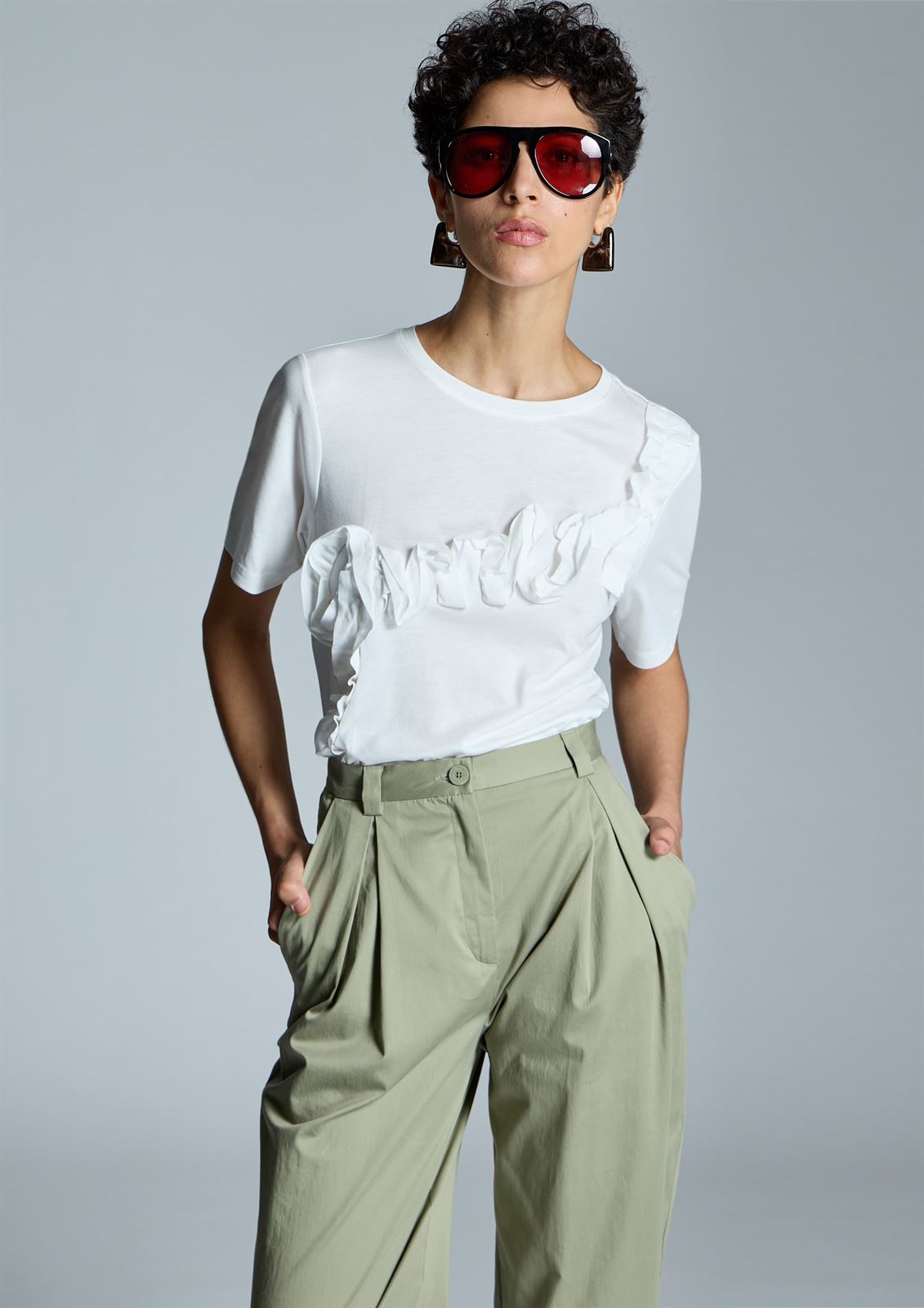 ALBA CONDE Camiseta Blanca con Volante - Imagen 5