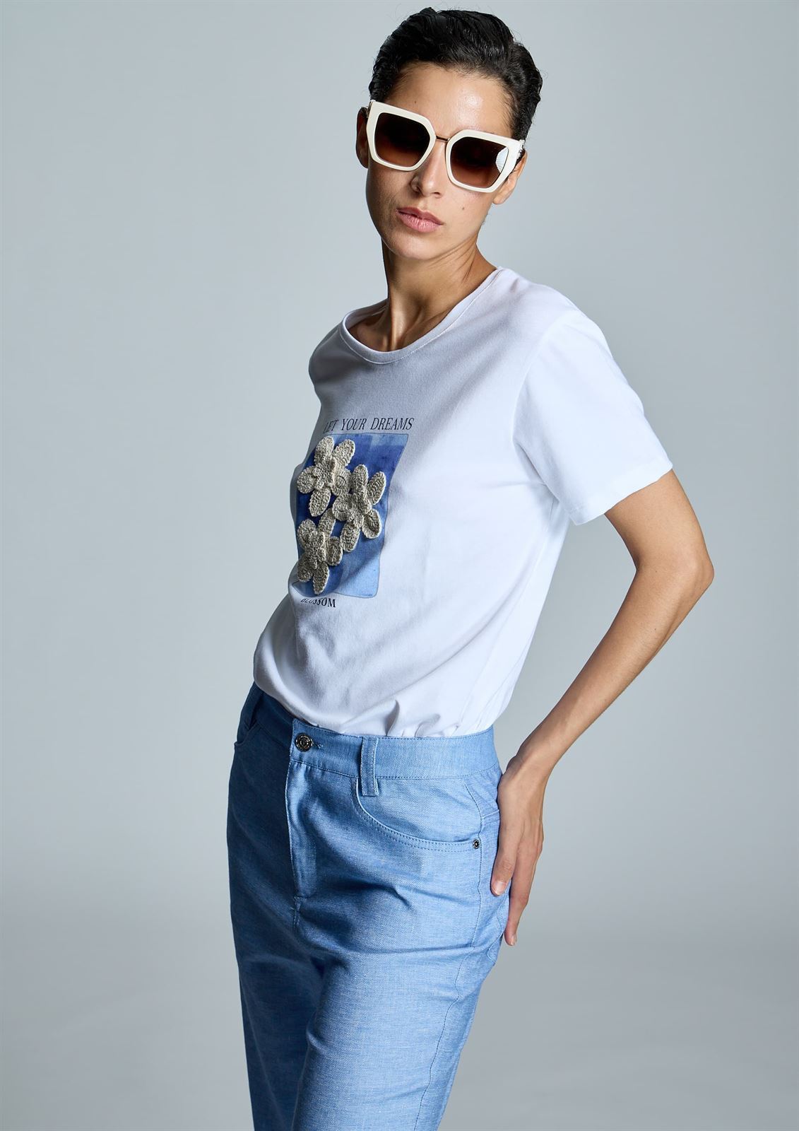 ALBA CONDE Camiseta Blanca Detalle Flores - Imagen 1