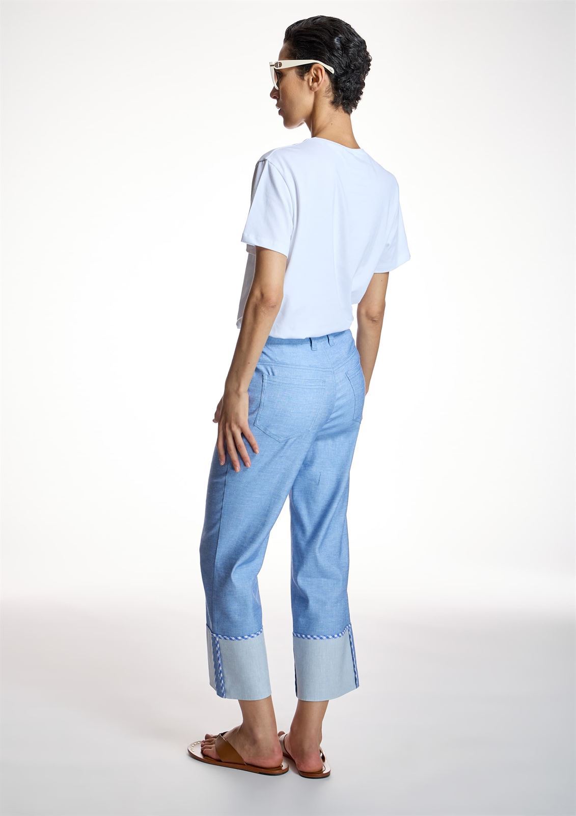 ALBA CONDE Camiseta Blanca Detalle Flores - Imagen 2