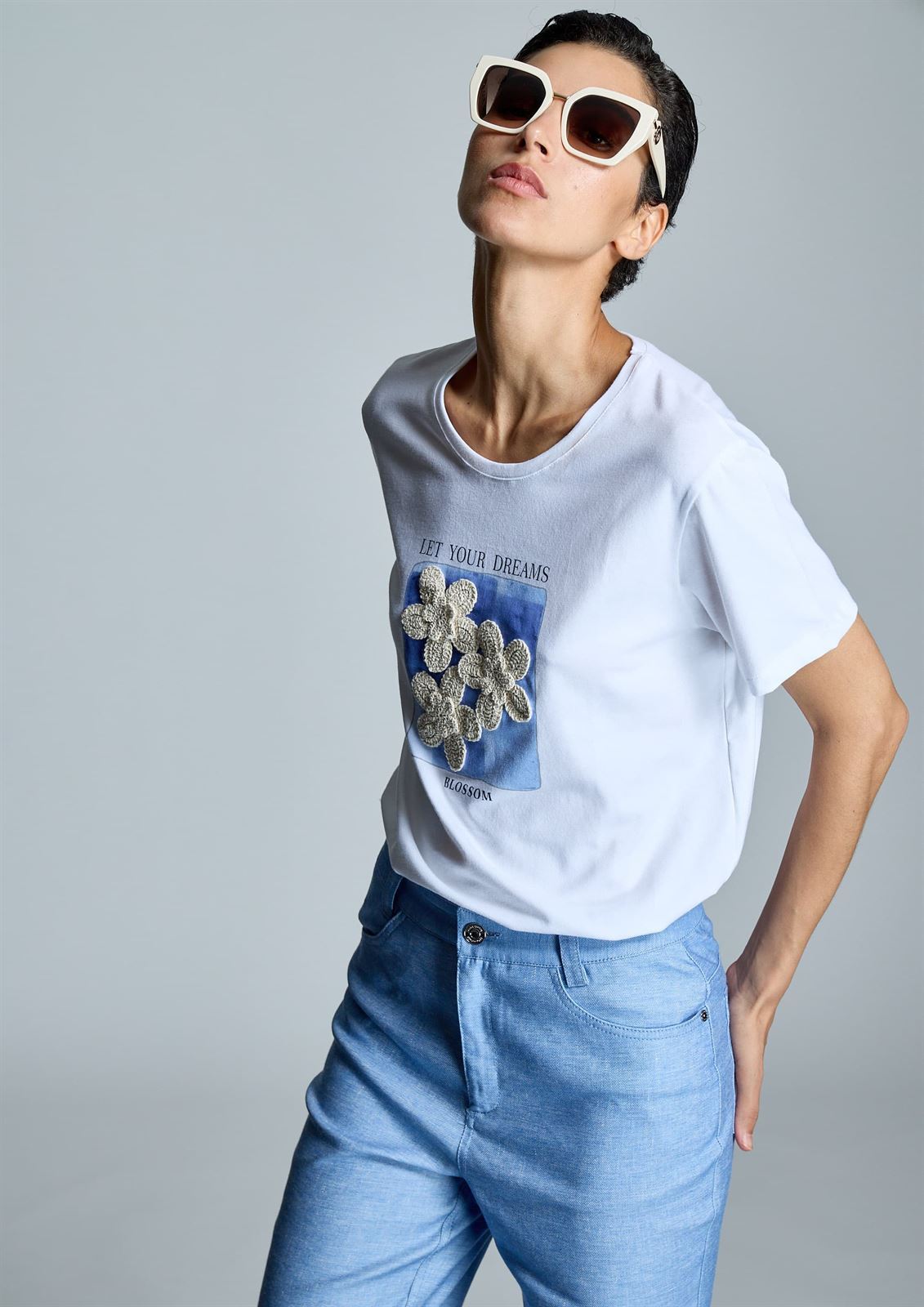 ALBA CONDE Camiseta Blanca Detalle Flores - Imagen 3