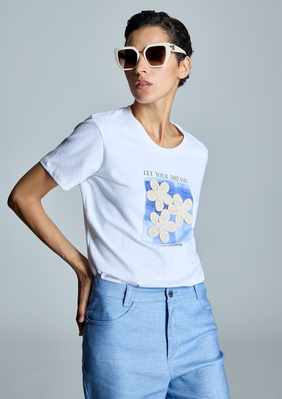 ALBA CONDE Camiseta Blanca Detalle Flores - Imagen 4