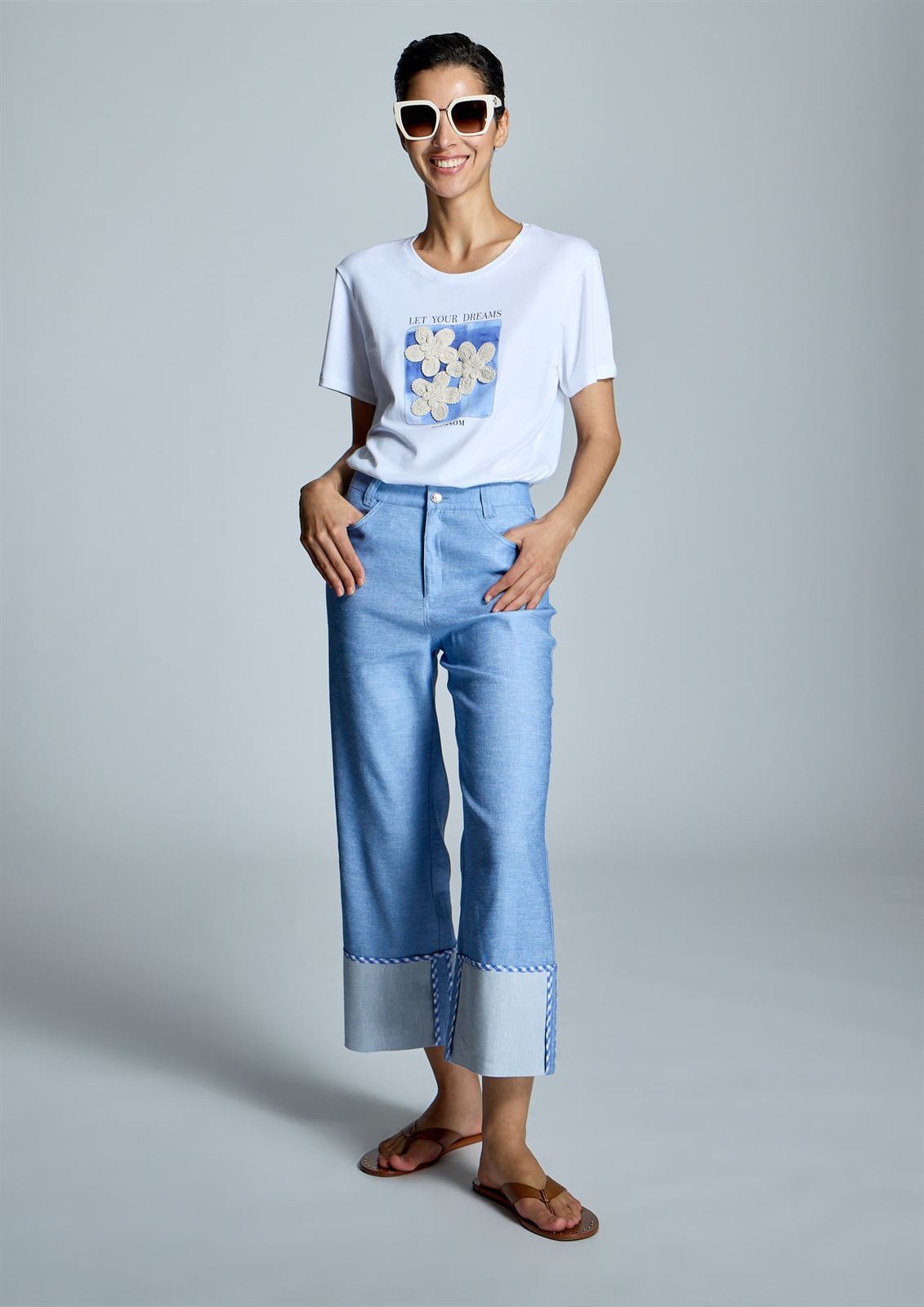 ALBA CONDE Camiseta Blanca Detalle Flores - Imagen 5