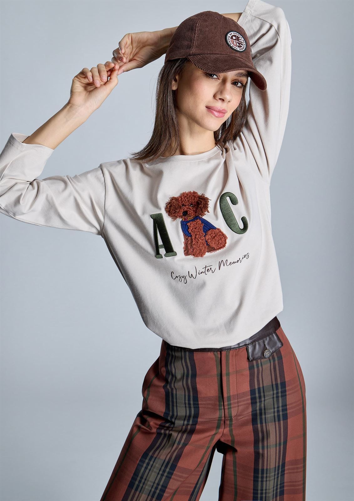ALBA CONDE Camiseta Burdeos con Bordado - Imagen 1