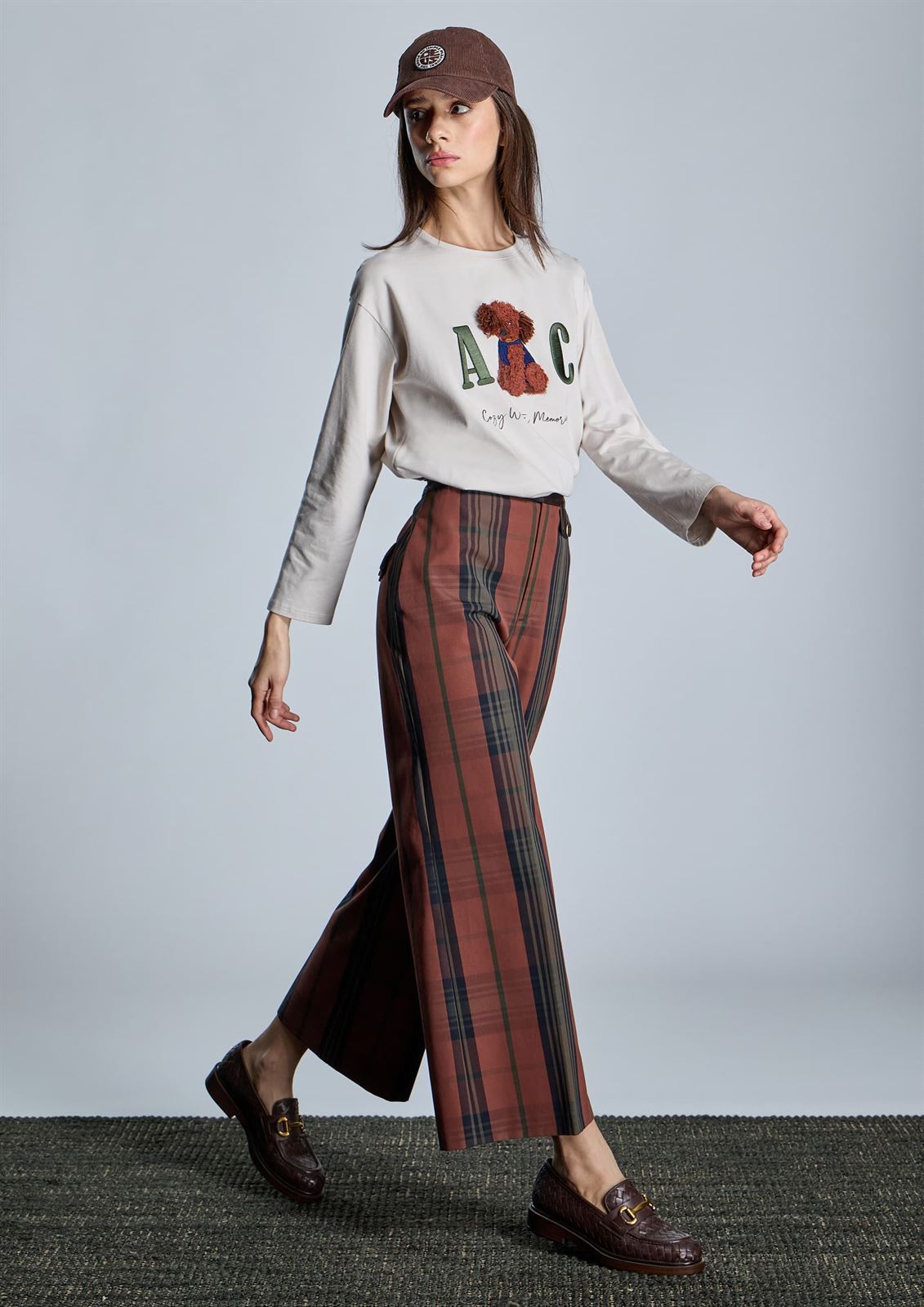 ALBA CONDE Camiseta Burdeos con Bordado - Imagen 4