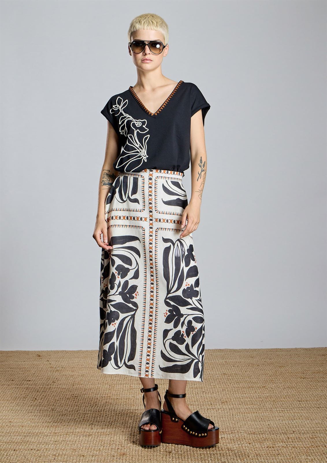 ALBA CONDE Camiseta con Bordado a Contraste - Imagen 1