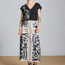 ALBA CONDE Camiseta con Bordado a Contraste - Imagen 1