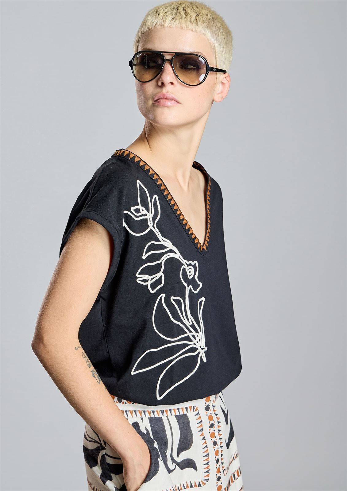 ALBA CONDE Camiseta con Bordado a Contraste - Imagen 2