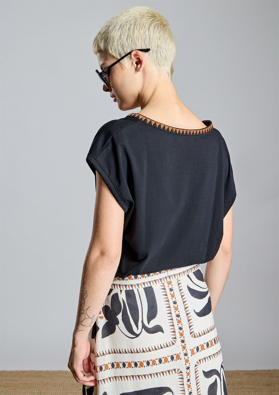 ALBA CONDE Camiseta con Bordado a Contraste - Imagen 3