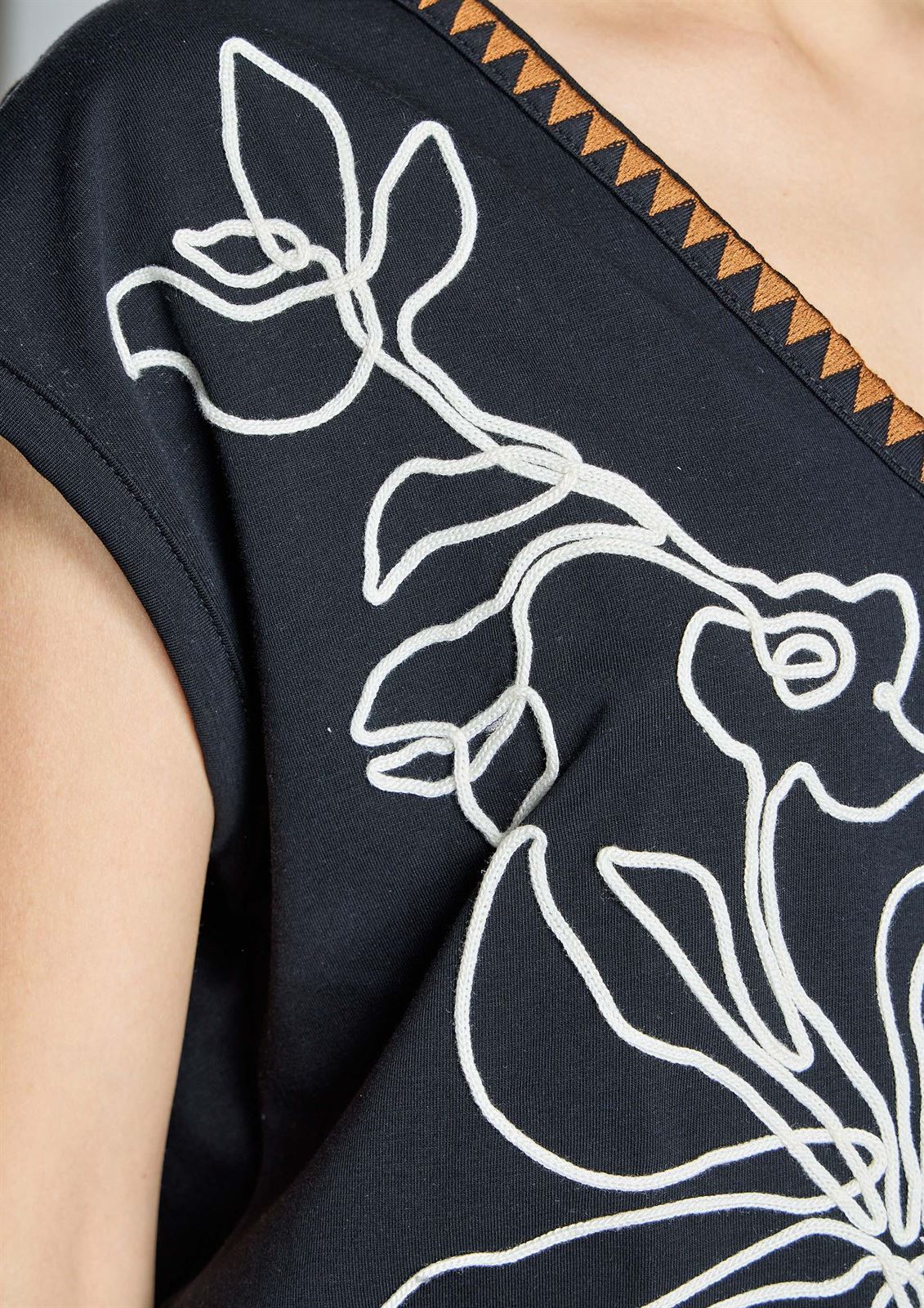 ALBA CONDE Camiseta con Bordado a Contraste - Imagen 4