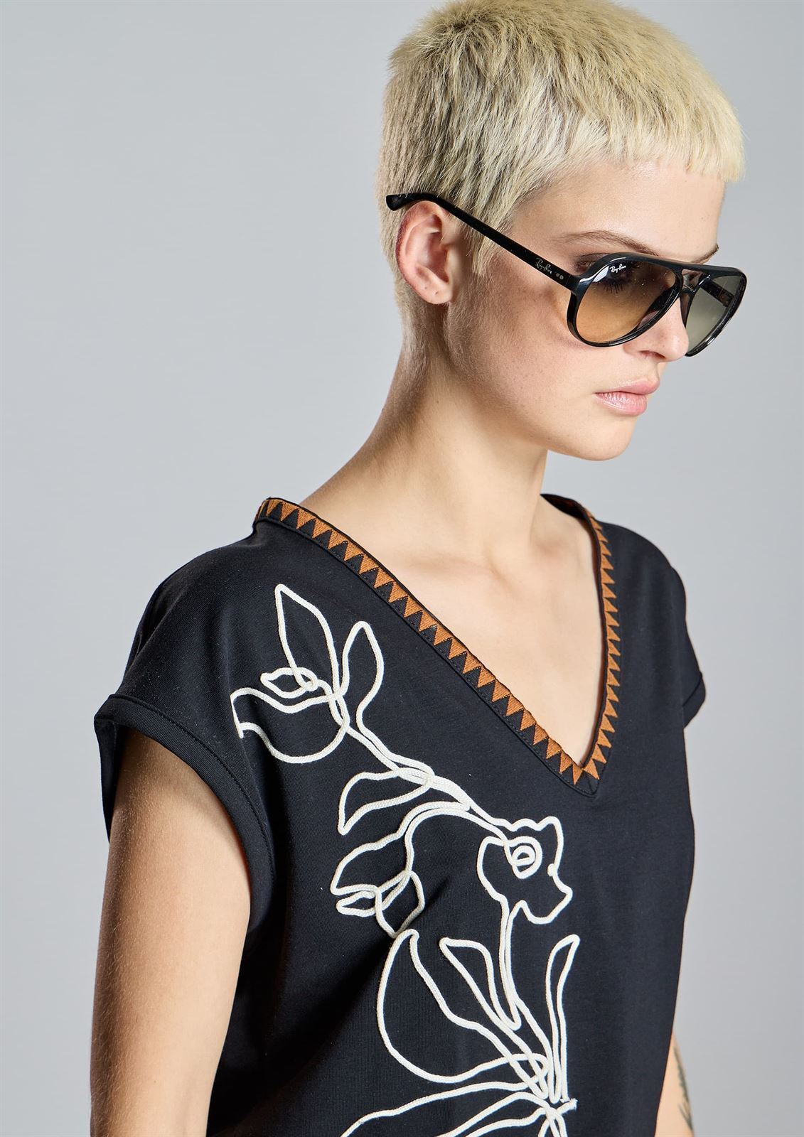 ALBA CONDE Camiseta con Bordado a Contraste - Imagen 5