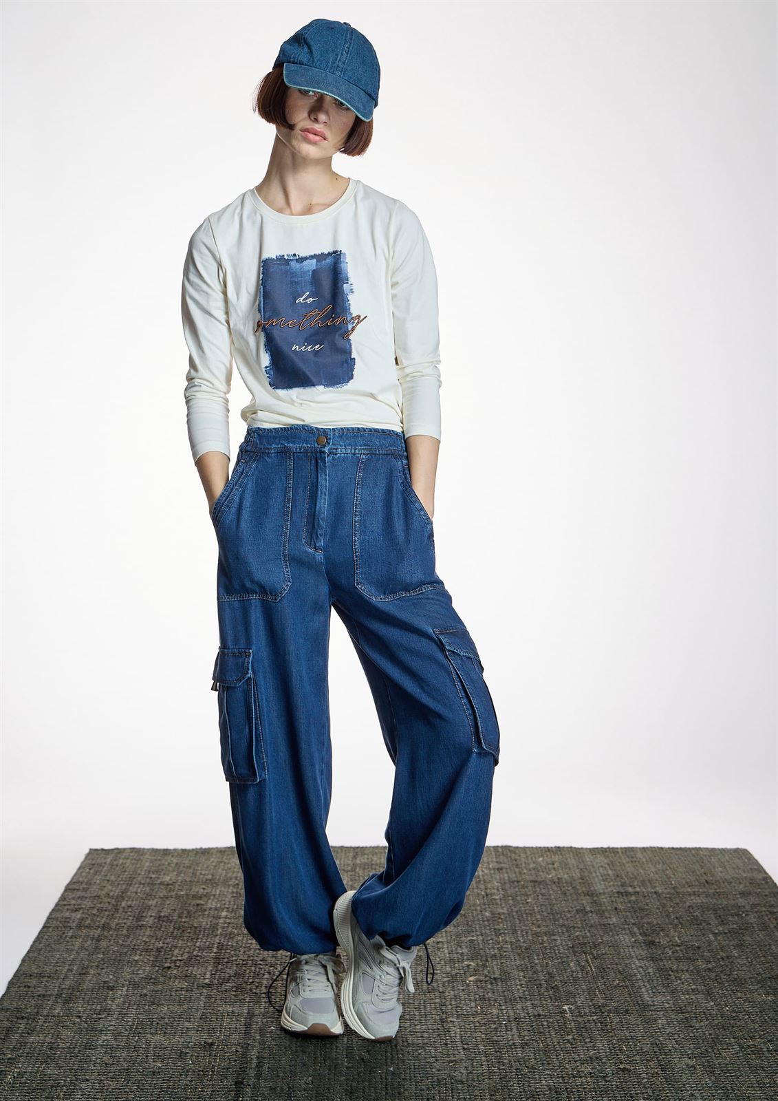 ALBA CONDE Camiseta Cruda con Print Azul - Imagen 2