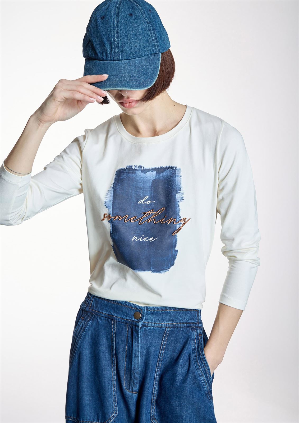 ALBA CONDE Camiseta Cruda con Print Azul - Imagen 3